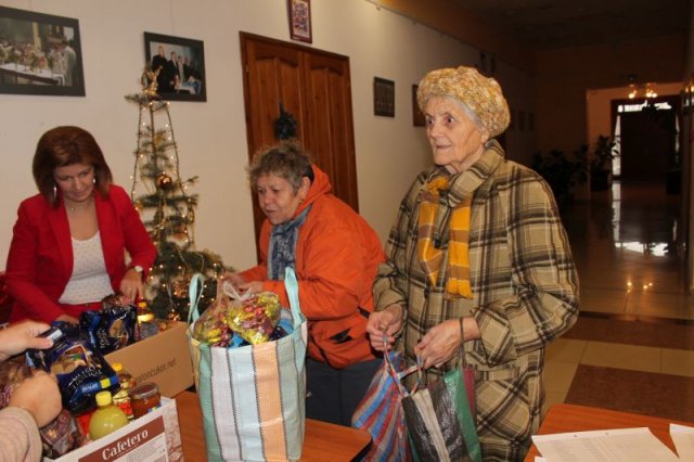 Idősek csomagosztás