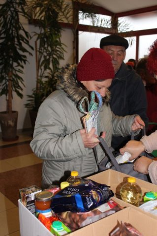 Idősek csomagosztás