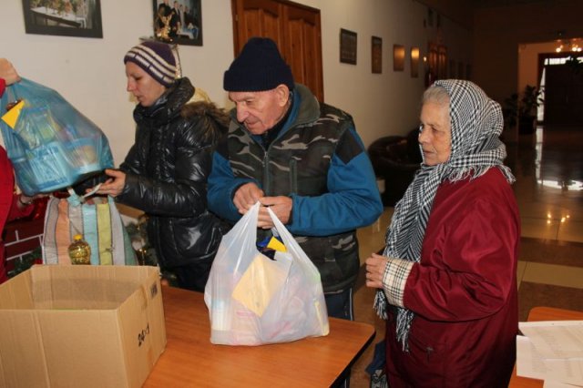 Idősek csomagosztás