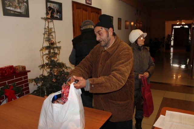 Idősek csomagosztás