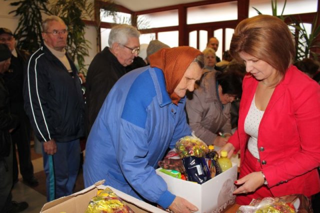 Idősek csomagosztás