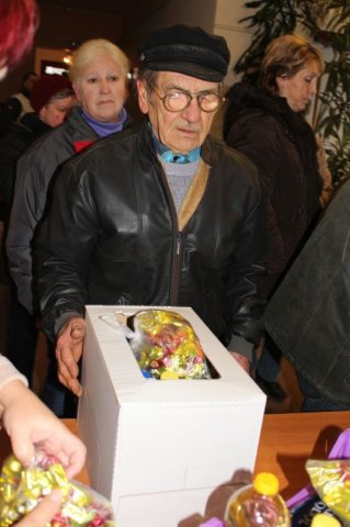 Idősek csomagosztás