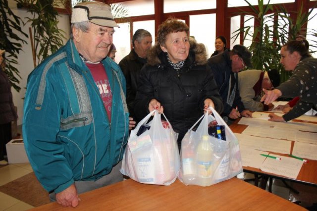 Idősek csomagosztás