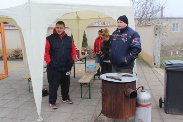 Idősek csomagosztás