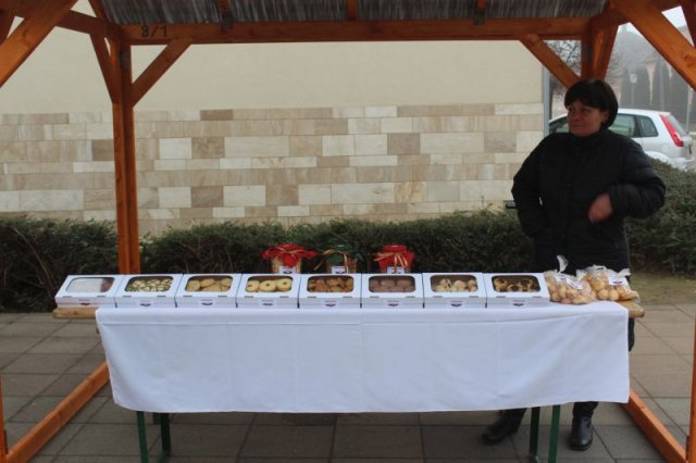 Idősek csomagosztás