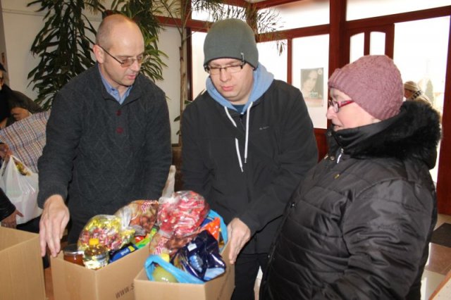 Idősek csomagosztás