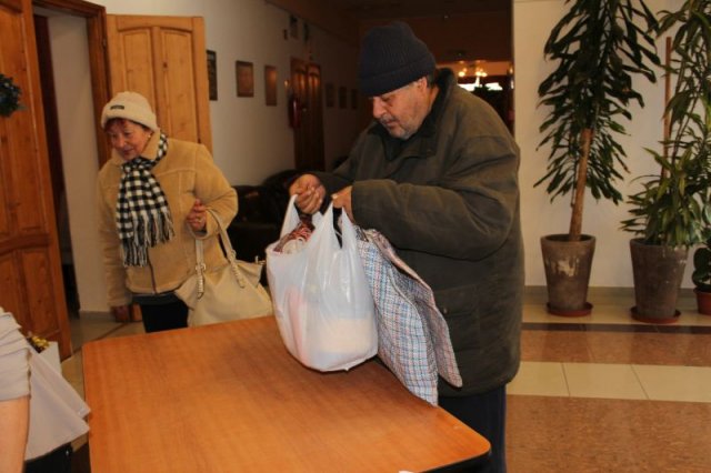 Idősek csomagosztás