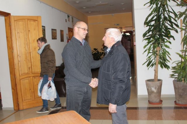 Idősek csomagosztás