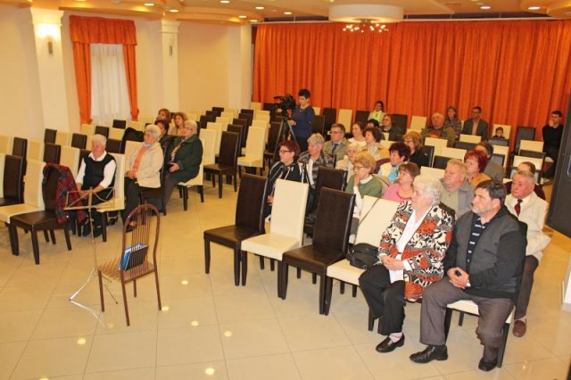 Dinnyés József daltulajdonos